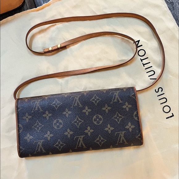 Louis Vuitton Pochette Clutch PM Monogram Canvas Crossbody bag in Brown - Picture 2 of 15